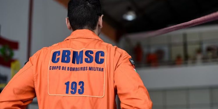 Corpo de Bombeiros Militar de SC abre 630 vagas com salários de até R$ 8 mil e contratos de até oito anos