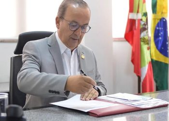 Governador de Santa Catarina avalia sanção de lei que extingue cotas raciais nas universidades estaduais