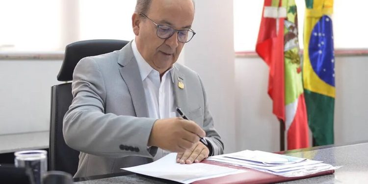 Governador de Santa Catarina avalia sanção de lei que extingue cotas raciais nas universidades estaduais