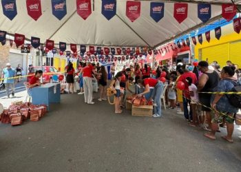 Projeto social doa 500 óculos de grau e muda a rotina de crianças em Florianópolis