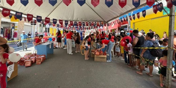 Projeto social doa 500 óculos de grau e muda a rotina de crianças em Florianópolis