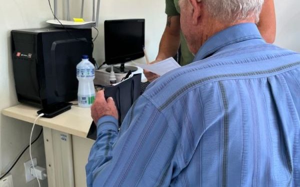 Programa Ouvir Nova Trento retoma entregas e beneficia novos pacientes com aparelhos auditivos