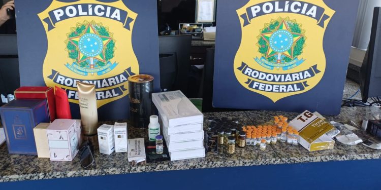 PRF flagra anabolizantes e abortivos escondidos no câmbio de carro na BR-101