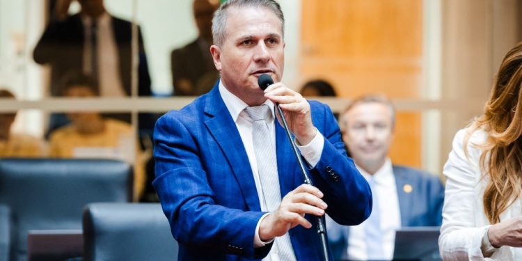 SC sanciona projeto que proíbe reconstituição de leite em pó importado