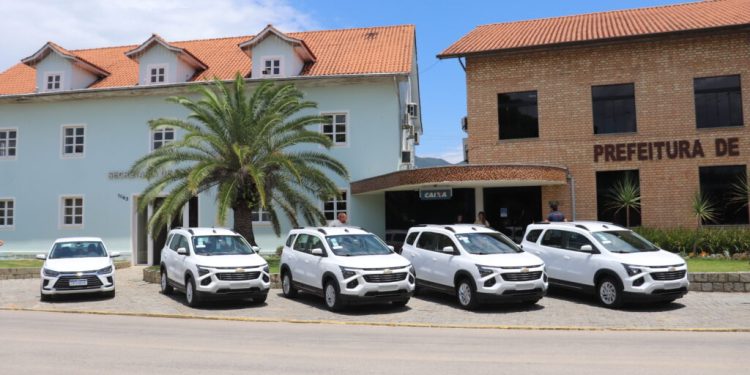 Prefeitura de Canelinha adquire cinco veículos novos para renovação da frota municipal