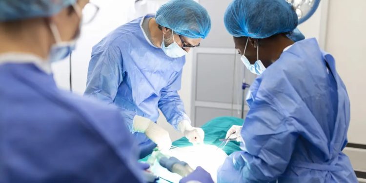 Quase 30% dos cursos de Medicina têm desempenho insatisfatório no Enamed, aponta Inep