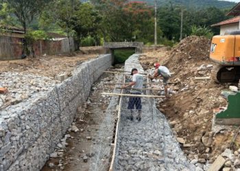 Obra de gabião avança e reforça proteção das margens do ribeirão dos Papagaios, em Canelinha