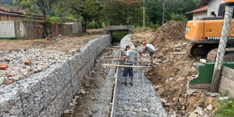 Obra de gabião avança e reforça proteção das margens do ribeirão dos Papagaios, em Canelinha