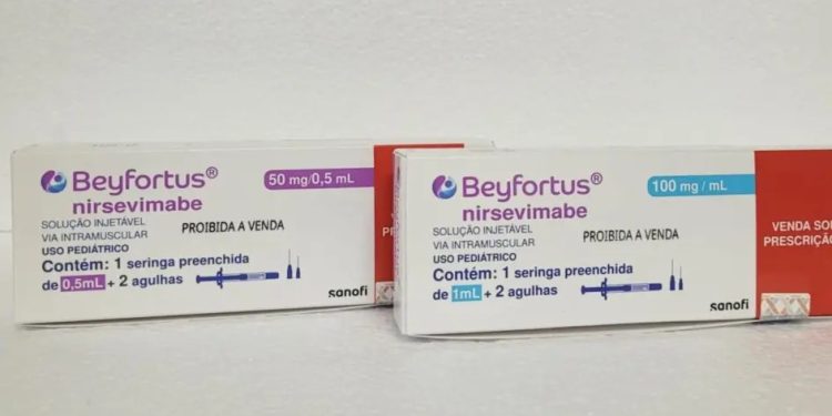 Santa Catarina recebe primeiras doses da vacina contra o Vírus Sincicial Respiratório (VSR)