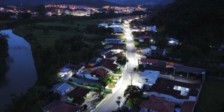 Programa Ilumina Mais chega ao bairro Tajuba I, em São João Batista, após instalação de mais de 700 lâmpadas de LED em 2025