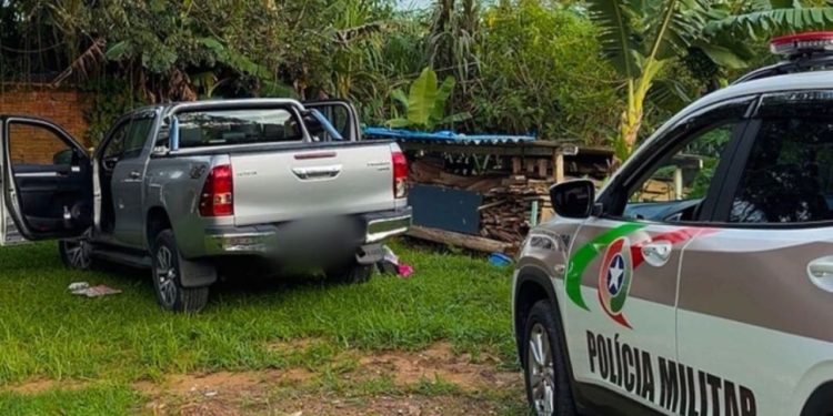Policia Militar encontra TOYOTA HILUX após três homens armados invadirem e assaltarem residência no Tajuba 1