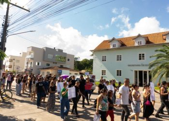 Servidores da Saúde de Canelinha realizam protesto pacífico contra violência