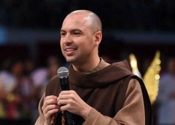 Frei Gilson fará show em Navegantes em celebração ao Dia dos Avós e da Família