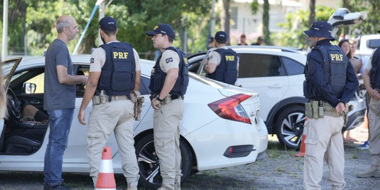 PRF mobiliza mais de 300 agentes de todo o país para reforçar segurança no Carnaval catarinense