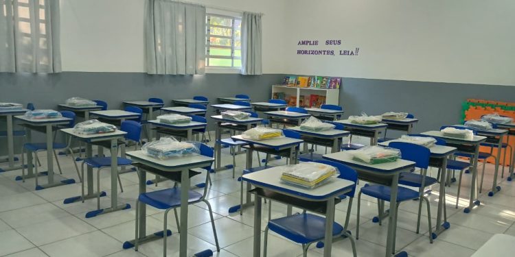 Rede Municipal de Ensino de Nova Trento dá boas-vindas aos alunos e entrega kits escolares no primeiro dia de aula