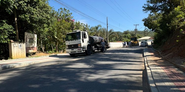 Administração Municipal de Nova trento consolida pavimentação no Espraiado com segunda camada asfáltica