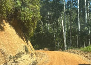 Secretaria de Obras de Nova Trento realiza vistoria em manutenção na estrada da Jacomina, em Ribeirão Bonito