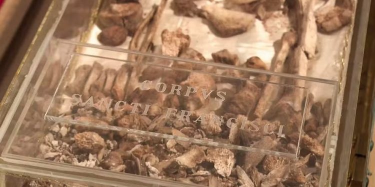 Restos mortais de São Francisco de Assis são expostos ao público pela primeira vez na história