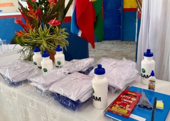 5 mil estudantes da rede municipal de São João Batista são contemplados com kits de uniforme escolar