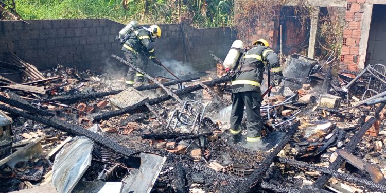 Guarnições do Bombeiros Militar atendem incêndio em residência em Canelinha