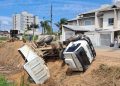 Caminhão da Prefeitura capota em vala no Centro de Canelinha