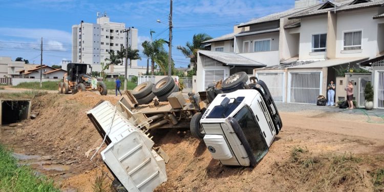 Caminhão da Prefeitura capota em vala no Centro de Canelinha