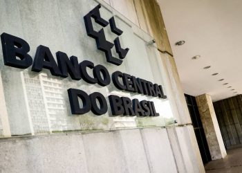 Banco Central deve iniciar corte de juros após quase dois anos, mas alta do petróleo impõe cautela