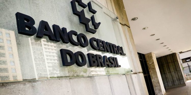 Banco Central deve iniciar corte de juros após quase dois anos, mas alta do petróleo impõe cautela