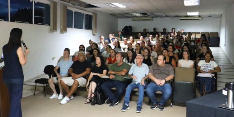 Educação de Canelinha apresenta avanços e anuncia pagamento do piso salarial do magistério