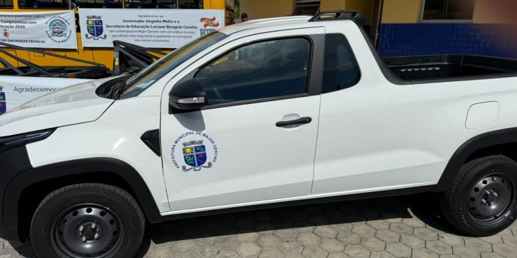 Município de Major Gercino recebe veículo para a Secretaria de Esportes