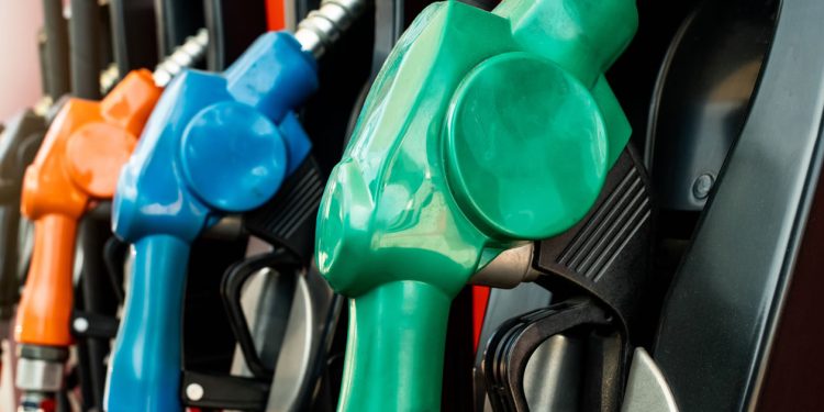 Governo anuncia zerar PIS e Cofins do diesel para conter alta provocada pela guerra