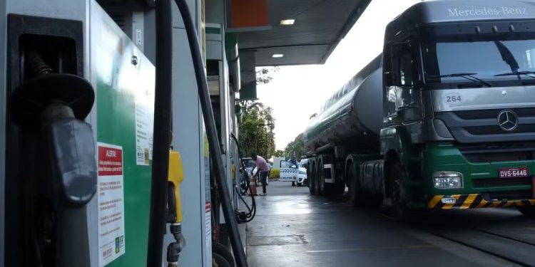 Diesel dispara nos postos com tensão no Oriente Médio e preocupa economia brasileira
