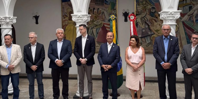 Santa Catarina firma 45 contratos e atrai R$ 2,1 bilhões em investimentos privados