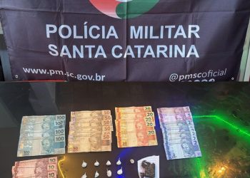 Operação Força Total resulta em apreensão de drogas e fechamento de estabelecimento irregular em São João Batista