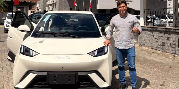 Prefeitura de Nova Trento investe em inovação com chegada de veículo 100% elétrico para a Saúde