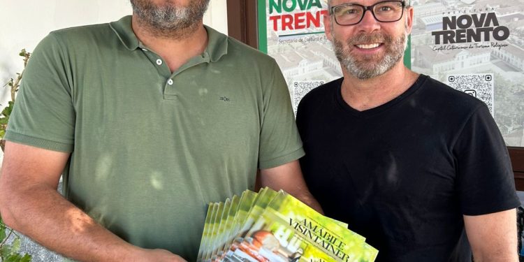 Secretaria de Turismo de Nova Trento recebe obra que resgata o legado gastronômico e histórico de Santa Paulina