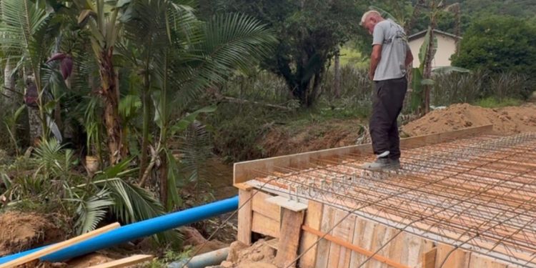 Defesa Civil acompanha substituição de ponte na localidade do Molha, em Nova Trento, por estrutura metálica