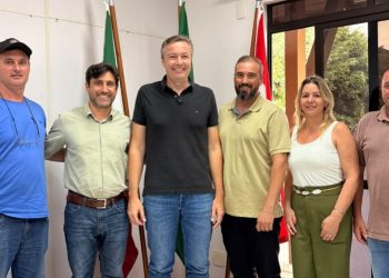 Deputado Napoleão Bernardes entrega emenda de R$200 mil para Nova Trento