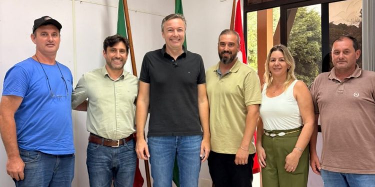 Deputado Napoleão Bernardes entrega emenda de R$200 mil para Nova Trento