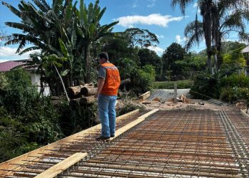 Defesa Civil acompanha instalação de ponte metálica no Bairro Lageadinho, em Nova Trento