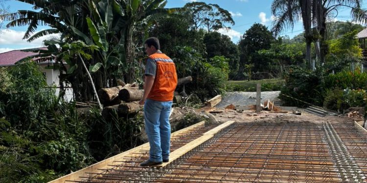Defesa Civil acompanha instalação de ponte metálica no Bairro Lageadinho, em Nova Trento