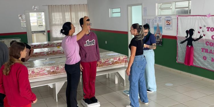 Programa Saúde na Escola promove avaliação de saúde em estudantes do Aguti, em Nova Trento
