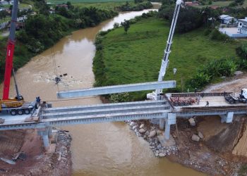 Obra de construção da nova Ponte da Colônia Nova Itália avança com colocação das vigas do vão central
