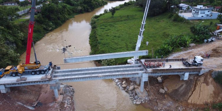 Obra de construção da nova Ponte da Colônia Nova Itália avança com colocação das vigas do vão central