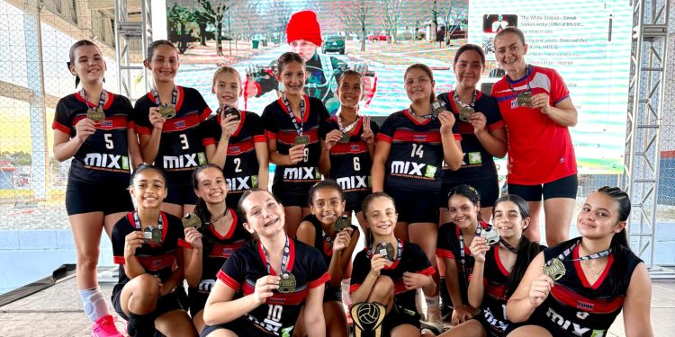 Equipe sub-13 da Fube é campeã da Série Prata da 6ª Copa Santa Catarina de Voleibol Feminino