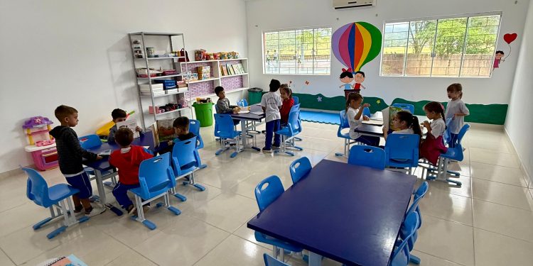Secretaria Municipal de Educação revitaliza duas salas de aula na EEB Monsenhor José Locks