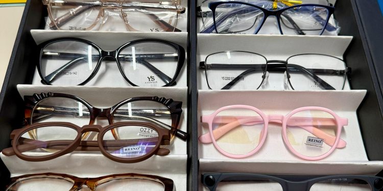 Secretaria Municipal de Saúde entrega 49 óculos e avança para zerar fila de espera em São João Batista