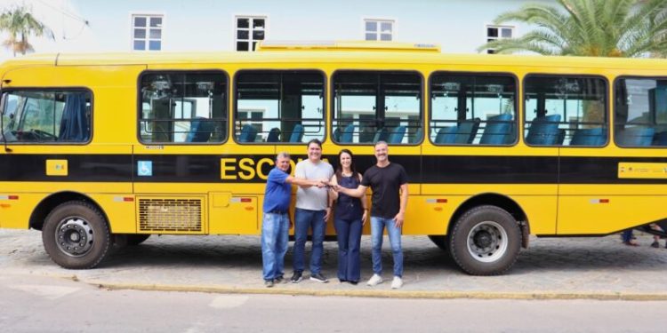 Prefeitura de Canelinha recebe novo ônibus com acessibilidade