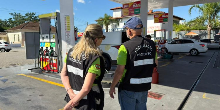 PROCON/SC faz operação e autua postos de combustíveis da Grande Florianópolis