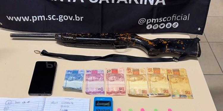 Polícia Militar prende homem por tráfico de drogas em São João Batista